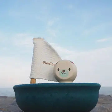 Sailing boat - polar bear